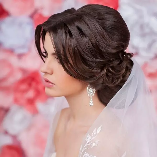 Hairstyles mbledhur për dasmën (53 foto): imazhe të dasmës me FATA dhe Tiadrate, opsionet e larta gjysmë-bande për flokët 7947_17