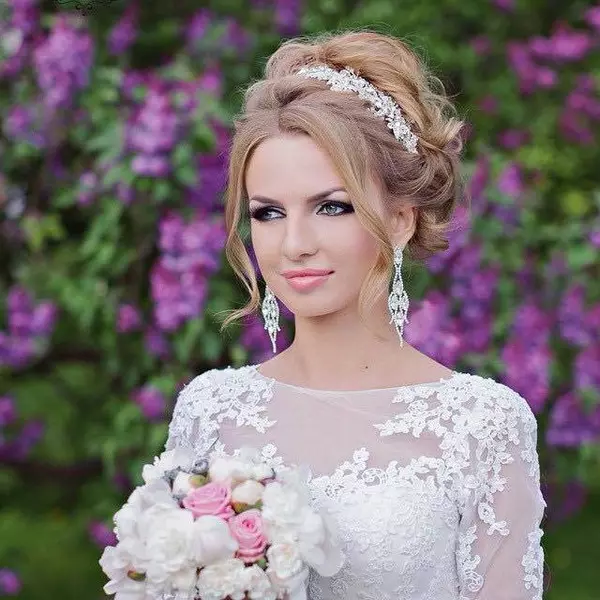 Συλλέγονται Hairstyles για το γάμο (53 φωτογραφίες): Εικόνες γάμου με Fata και Tiadrate, υψηλές επιλογές μισής ζώνης για τα μαλλιά 7947_28