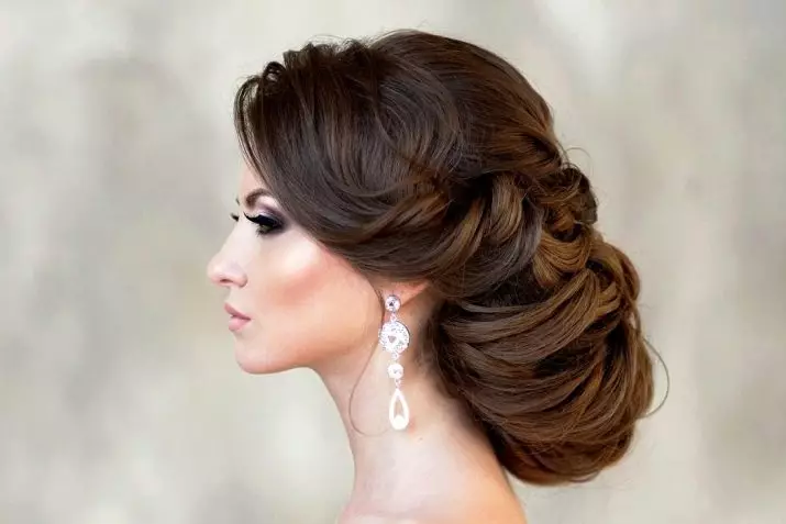 Συλλέγονται Hairstyles για το γάμο (53 φωτογραφίες): Εικόνες γάμου με Fata και Tiadrate, υψηλές επιλογές μισής ζώνης για τα μαλλιά 7947_3
