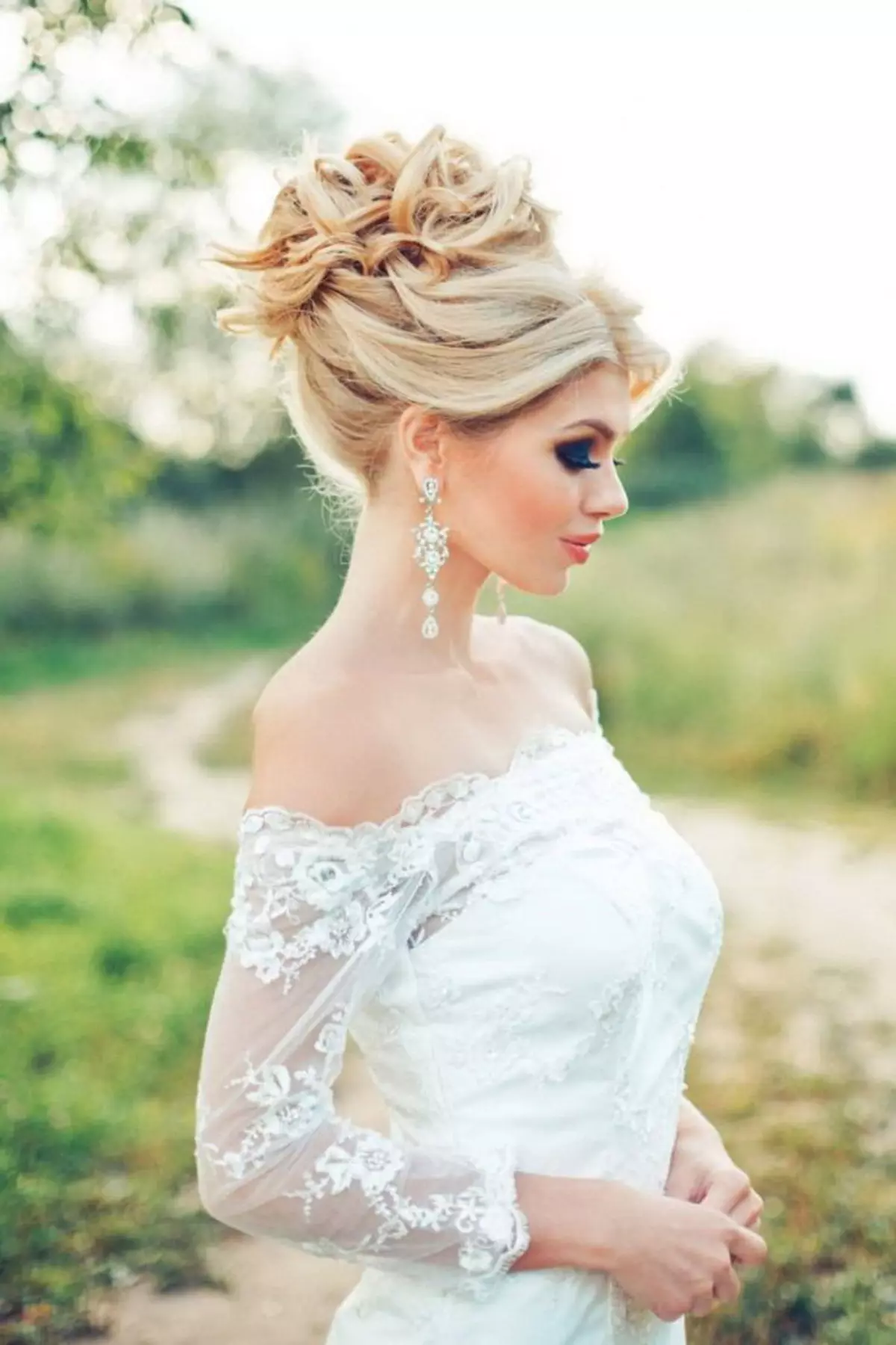 婚礼收集的发型（53张照片）：婚纱图像与FATA和TIADRATE，头发高的半频段选择 7947_6