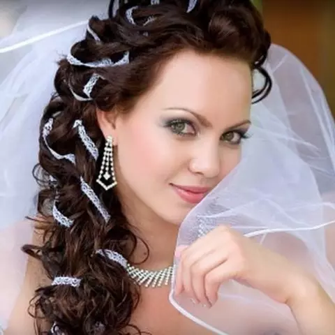 婚礼发型（109张照片）：新娘为新娘的婚礼最美丽的发型，高女性造型与黑发的花圈 7952_100