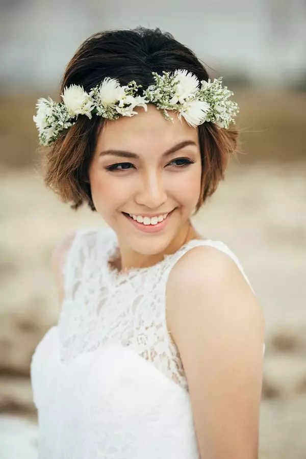 婚礼发型（109张照片）：新娘为新娘的婚礼最美丽的发型，高女性造型与黑发的花圈 7952_102