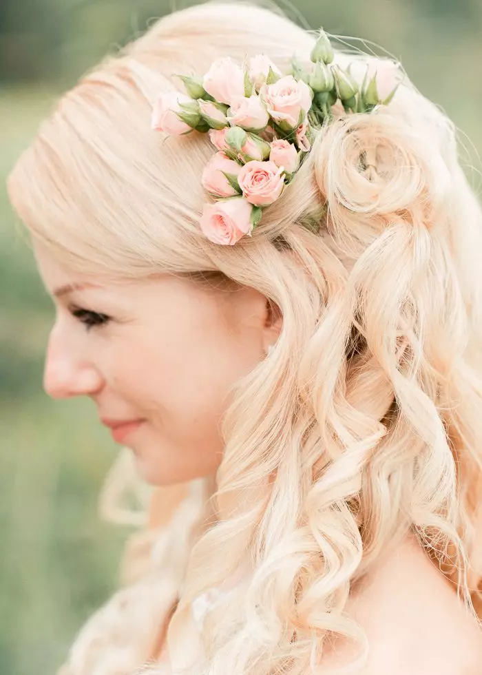 婚礼发型（109张照片）：新娘为新娘的婚礼最美丽的发型，高女性造型与黑发的花圈 7952_15