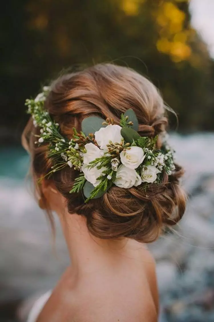 婚礼发型（109张照片）：新娘为新娘的婚礼最美丽的发型，高女性造型与黑发的花圈 7952_17