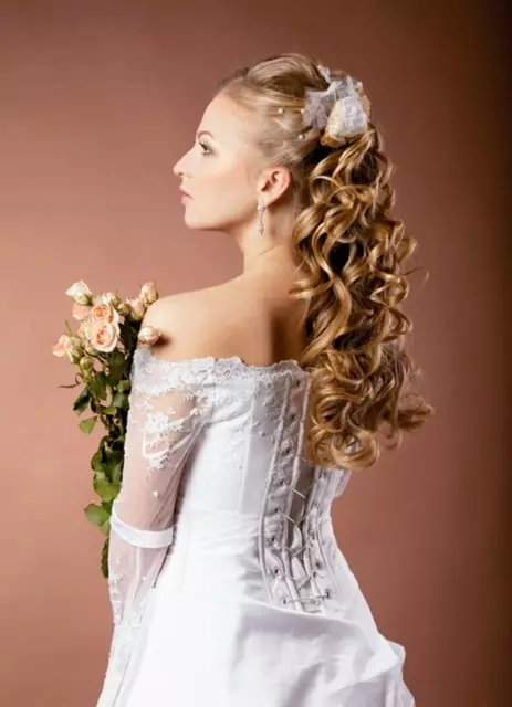 婚礼发型（109张照片）：新娘为新娘的婚礼最美丽的发型，高女性造型与黑发的花圈 7952_29