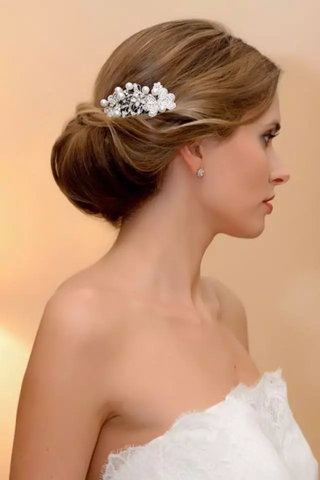 婚礼发型（109张照片）：新娘为新娘的婚礼最美丽的发型，高女性造型与黑发的花圈 7952_33