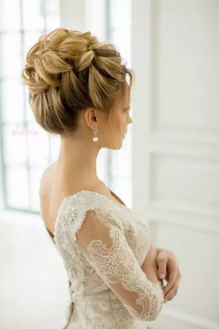 婚礼发型（109张照片）：新娘为新娘的婚礼最美丽的发型，高女性造型与黑发的花圈 7952_40