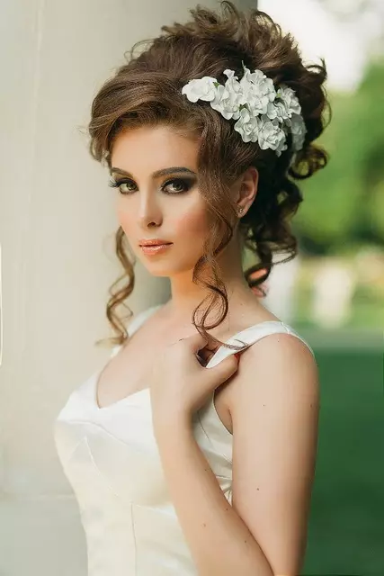 婚礼发型（109张照片）：新娘为新娘的婚礼最美丽的发型，高女性造型与黑发的花圈 7952_42
