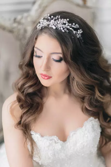 婚礼发型（109张照片）：新娘为新娘的婚礼最美丽的发型，高女性造型与黑发的花圈 7952_5