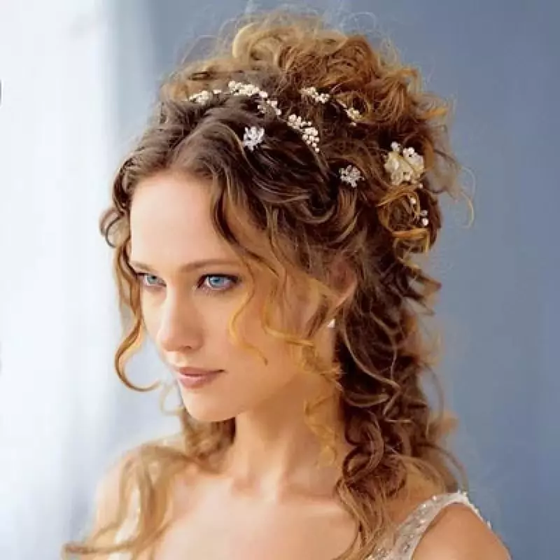 婚礼发型（109张照片）：新娘为新娘的婚礼最美丽的发型，高女性造型与黑发的花圈 7952_61