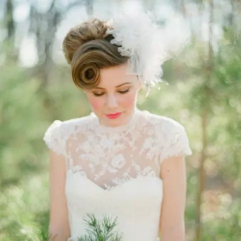 婚礼发型（109张照片）：新娘为新娘的婚礼最美丽的发型，高女性造型与黑发的花圈 7952_71