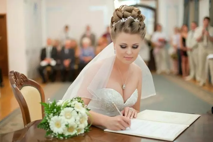 婚礼发型（109张照片）：新娘为新娘的婚礼最美丽的发型，高女性造型与黑发的花圈 7952_87