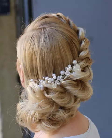 婚礼发型（109张照片）：新娘为新娘的婚礼最美丽的发型，高女性造型与黑发的花圈 7952_98