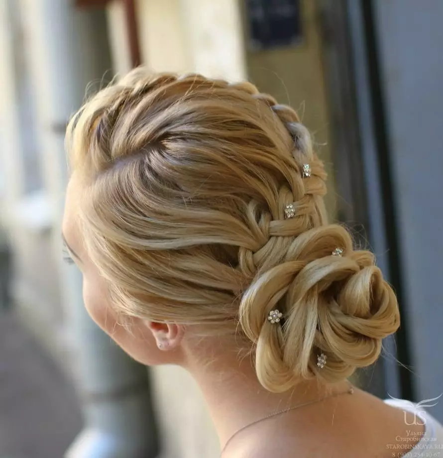 Peinado de la boda en el lado (39 fotos): Opciones para trenzas o Kudrey una forma con un velo para la novia 7953_15