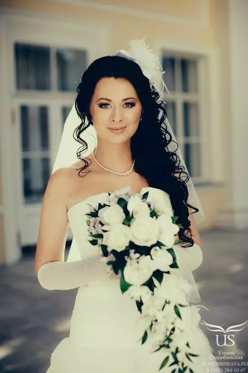 Peinado de la boda en el lado (39 fotos): Opciones para trenzas o Kudrey una forma con un velo para la novia 7953_35