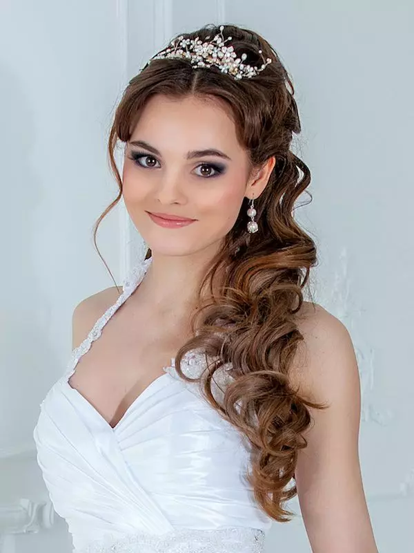 Bryllup frisurer i græsk stil (77 billeder): Spyt på siden af ​​brylluppet for langt og mellemstore hår med et slør 7954_16