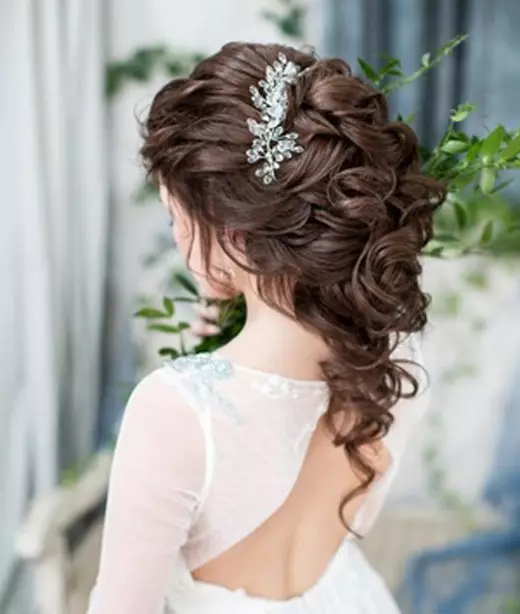 Gaya rambut pernikahan dalam gaya Yunani (77 foto): Meludah di sisi pernikahan untuk rambut panjang dan menengah dengan kerudung 7954_31