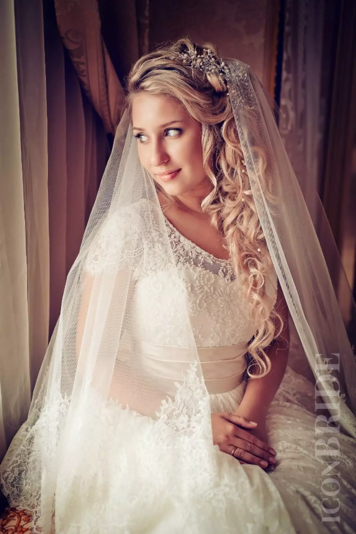 Pentinats de casament en estil grec (77 fotos): escopir al costat del casament per a cabells llargs i mitjans amb un vel 7954_35