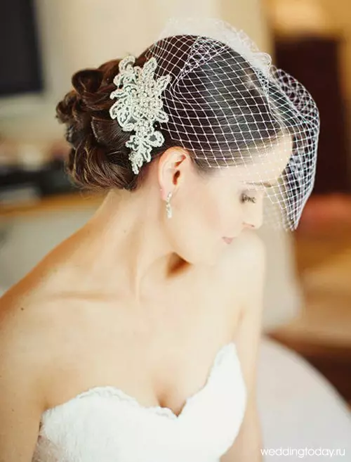 Bryllup frisurer i græsk stil (77 billeder): Spyt på siden af ​​brylluppet for langt og mellemstore hår med et slør 7954_38