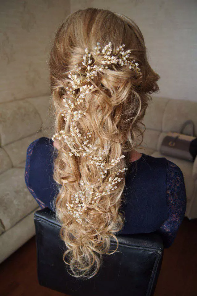 Bryllup frisyrer i gresk stil (77 bilder): spytte på siden av bryllupet for lang og middels hår med et slør 7954_50