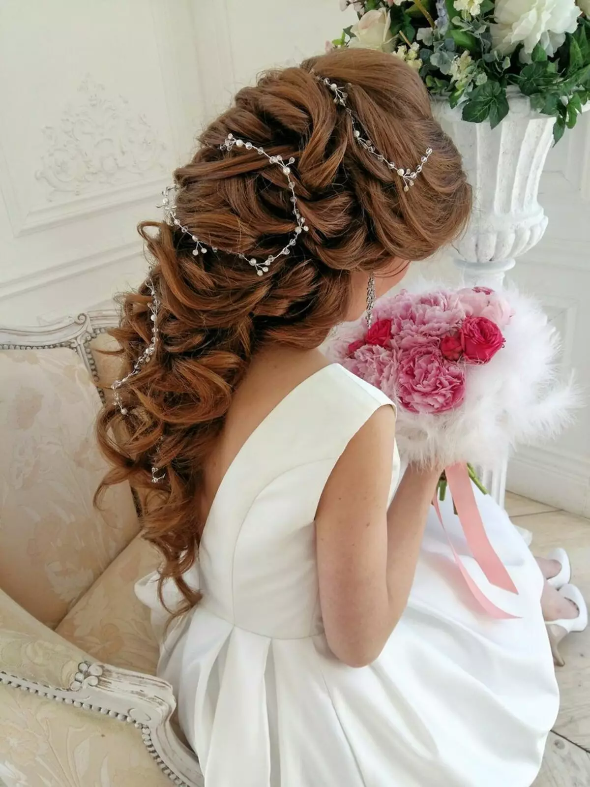 Gaya rambut pernikahan dalam gaya Yunani (77 foto): Meludah di sisi pernikahan untuk rambut panjang dan menengah dengan kerudung 7954_51