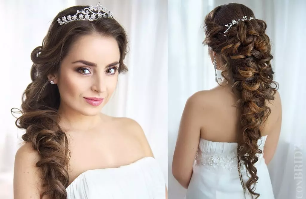 Gaya rambut pernikahan dalam gaya Yunani (77 foto): Meludah di sisi pernikahan untuk rambut panjang dan menengah dengan kerudung 7954_56