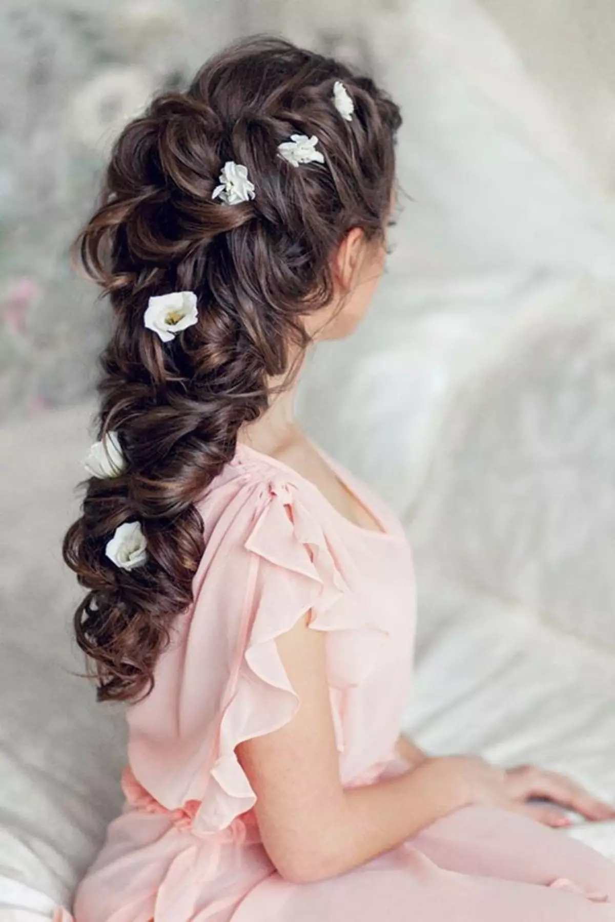 Bryllup frisurer i græsk stil (77 billeder): Spyt på siden af ​​brylluppet for langt og mellemstore hår med et slør 7954_60