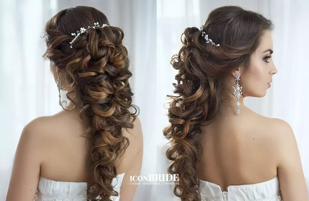 Bryllup frisurer i græsk stil (77 billeder): Spyt på siden af ​​brylluppet for langt og mellemstore hår med et slør 7954_61