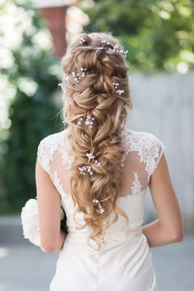 Bryllup frisyrer i gresk stil (77 bilder): spytte på siden av bryllupet for lang og middels hår med et slør 7954_64