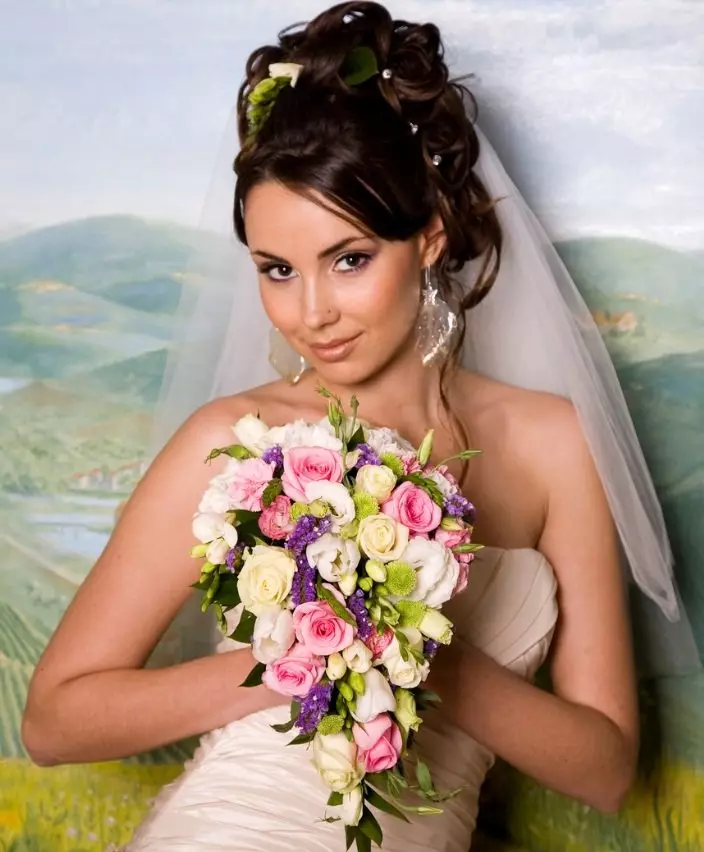 Pentinats de casament en estil grec (77 fotos): escopir al costat del casament per a cabells llargs i mitjans amb un vel 7954_69