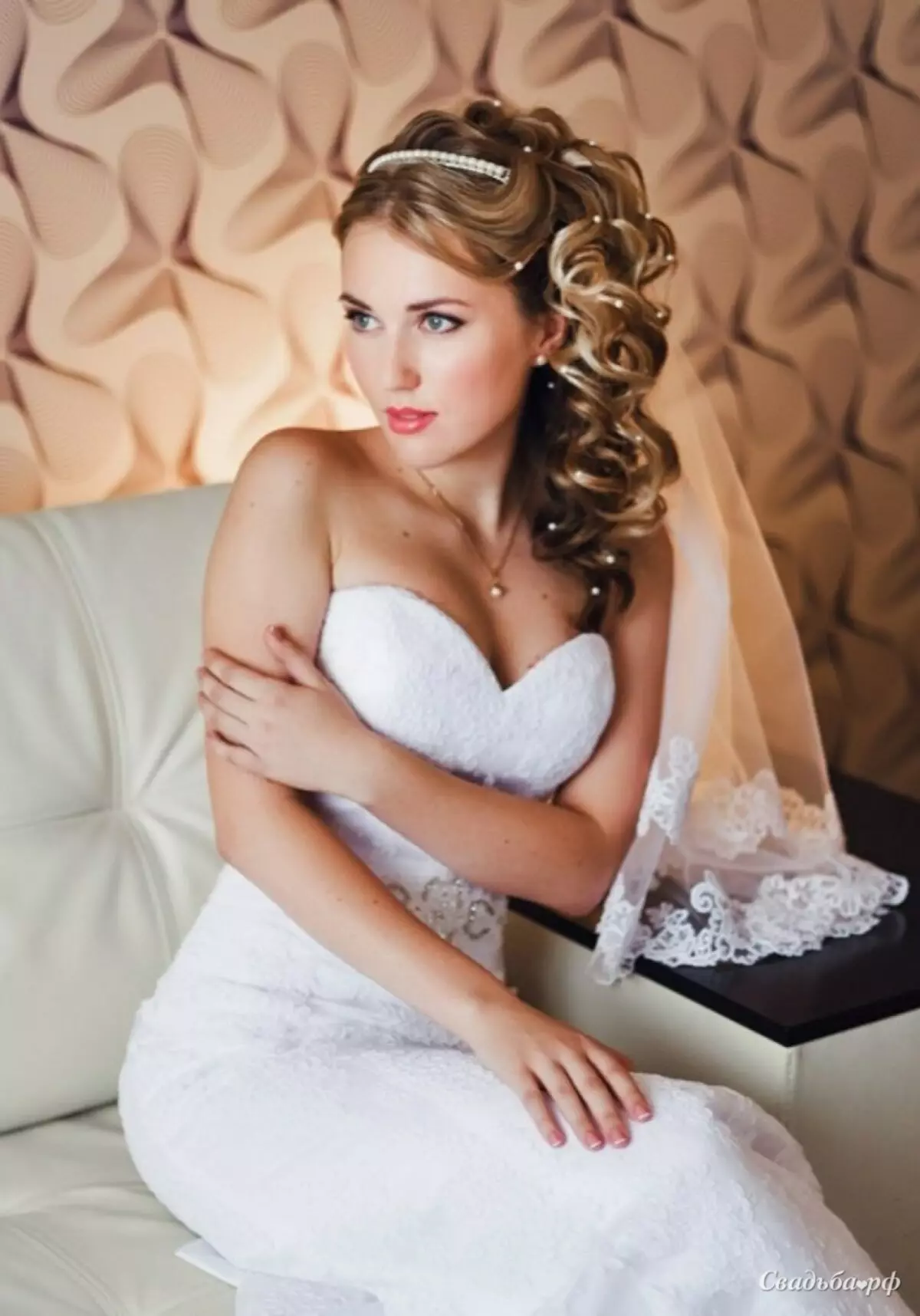 Bryllup frisurer i græsk stil (77 billeder): Spyt på siden af ​​brylluppet for langt og mellemstore hår med et slør 7954_71
