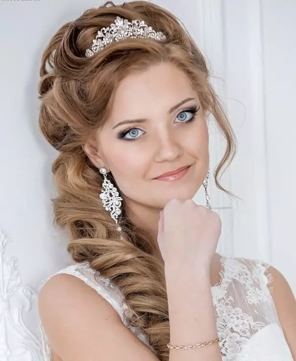 Bryllup frisurer i græsk stil (77 billeder): Spyt på siden af ​​brylluppet for langt og mellemstore hår med et slør 7954_9