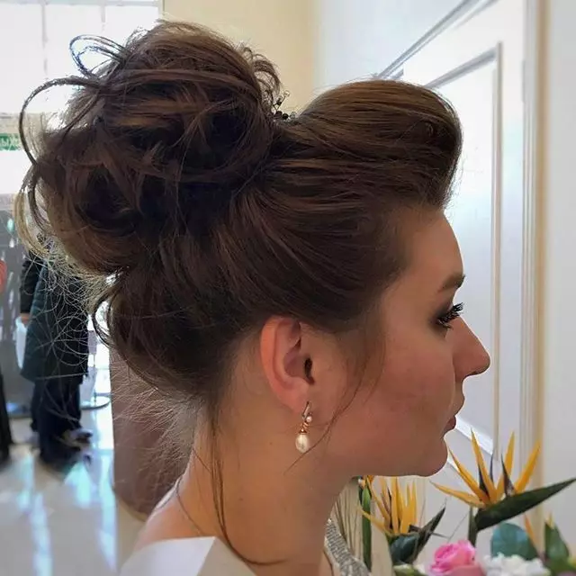 Hairstyle for girlfriend Bride (61 photos): wedding images for a friend and for witness, simple wedding laying for long hair 7957_11