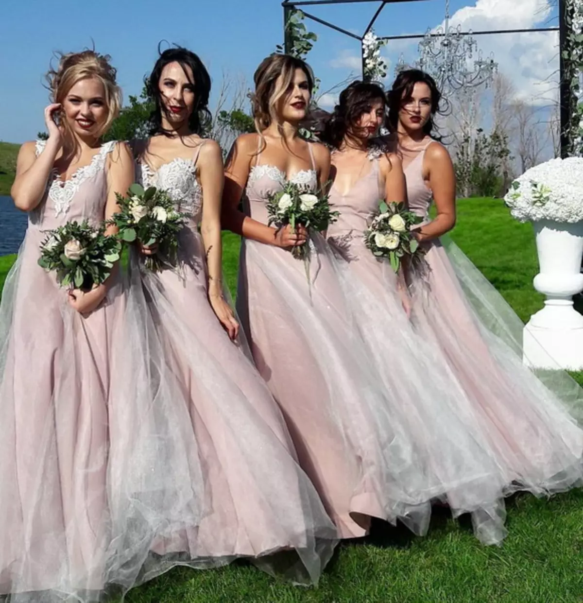 Frizūra par draudzeni līgava (61 fotogrāfijas): kāzu attēli draugam un lieciniekam, vienkāršas kāzu uzklāšana gariem matiem 7957_13