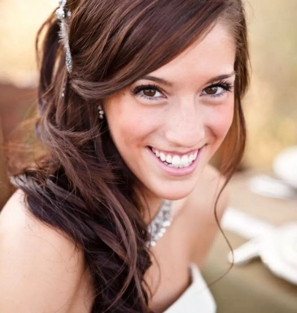 Frizūra par draudzeni līgava (61 fotogrāfijas): kāzu attēli draugam un lieciniekam, vienkāršas kāzu uzklāšana gariem matiem 7957_20