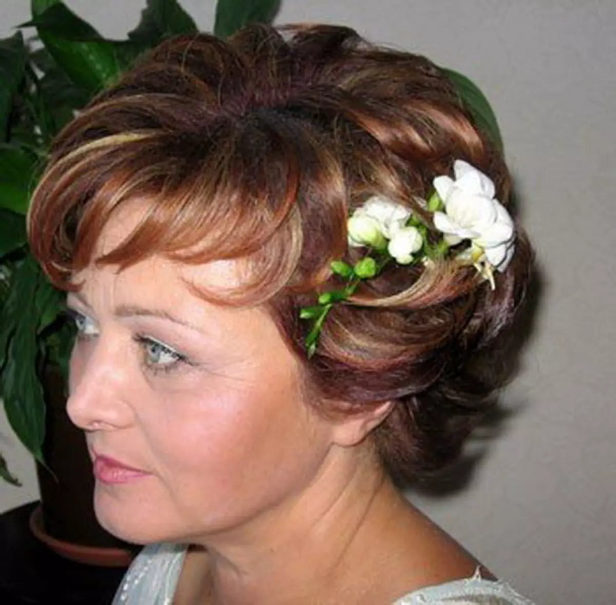Прическа для мамы на свадьбу на средние волосы фото для невесты