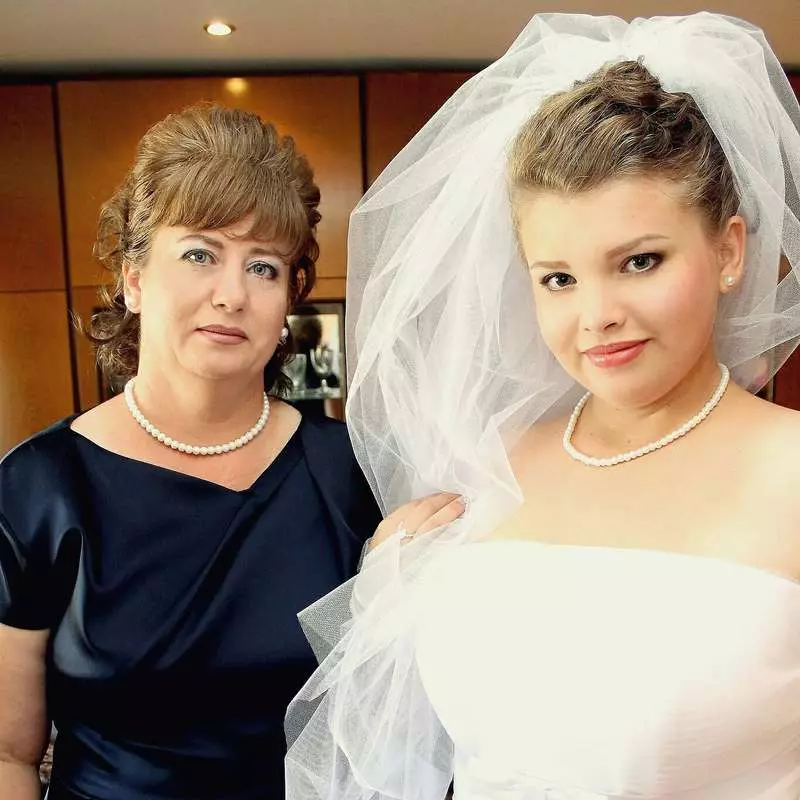 תסרוקת עבור הכלה של אמא או החתן (55 תמונות): הנחת על החתונה של הבן או הבת. איך לעשות תמונות חתונה לשיער קצר או ארוך? 7960_24