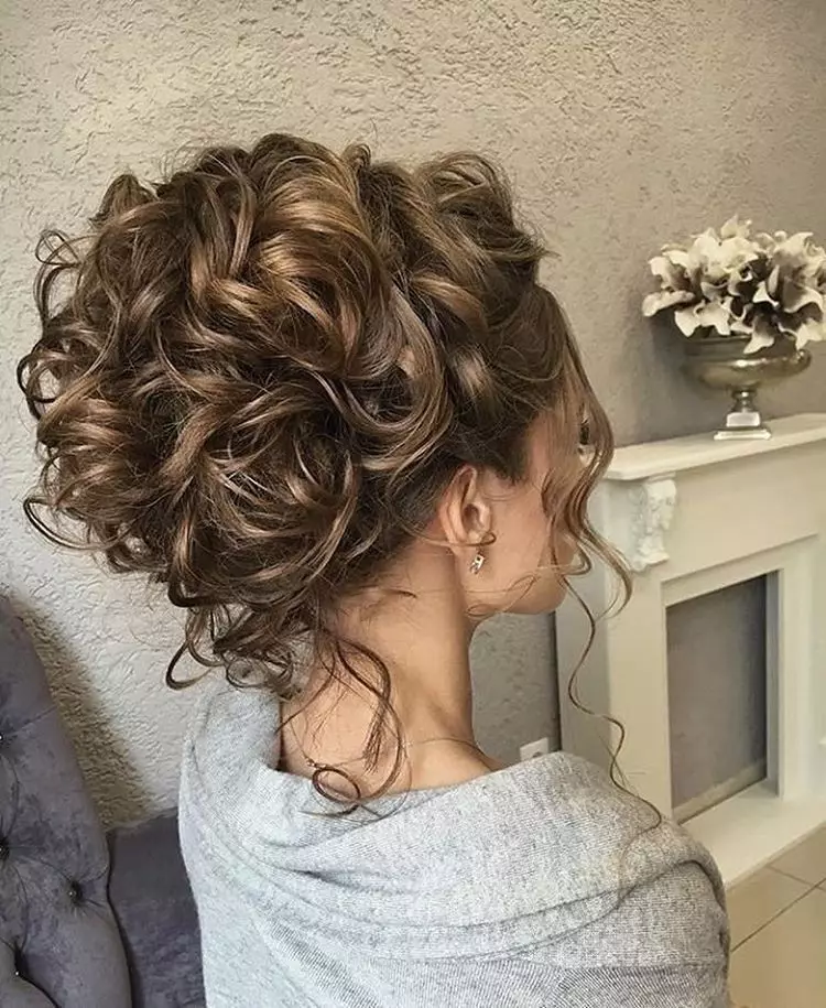 Hairstyle fyrir brúður mamma eða brúðgumans (55 myndir): Leggja á brúðkaup sonar eða dóttur. Hvernig á að gera brúðkaup myndir fyrir stutt eða langt hár? 7960_35