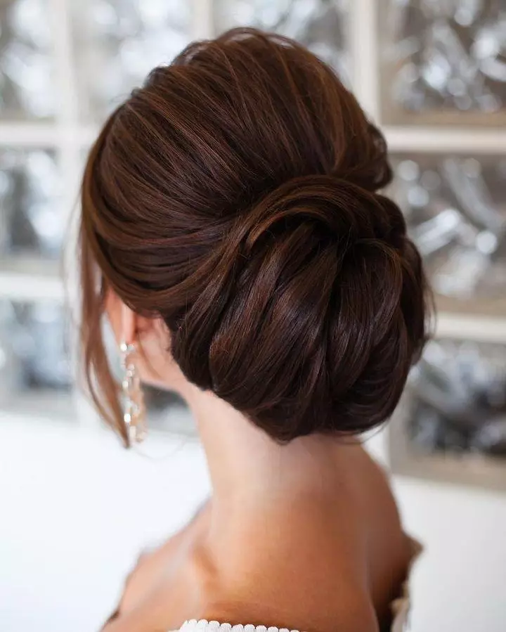 Penteado para a noiva ou noivo da mamãe (55 fotos): deitando no casamento do filho ou da filha. Como fazer imagens de casamento para cabelos curtos ou longos? 7960_37