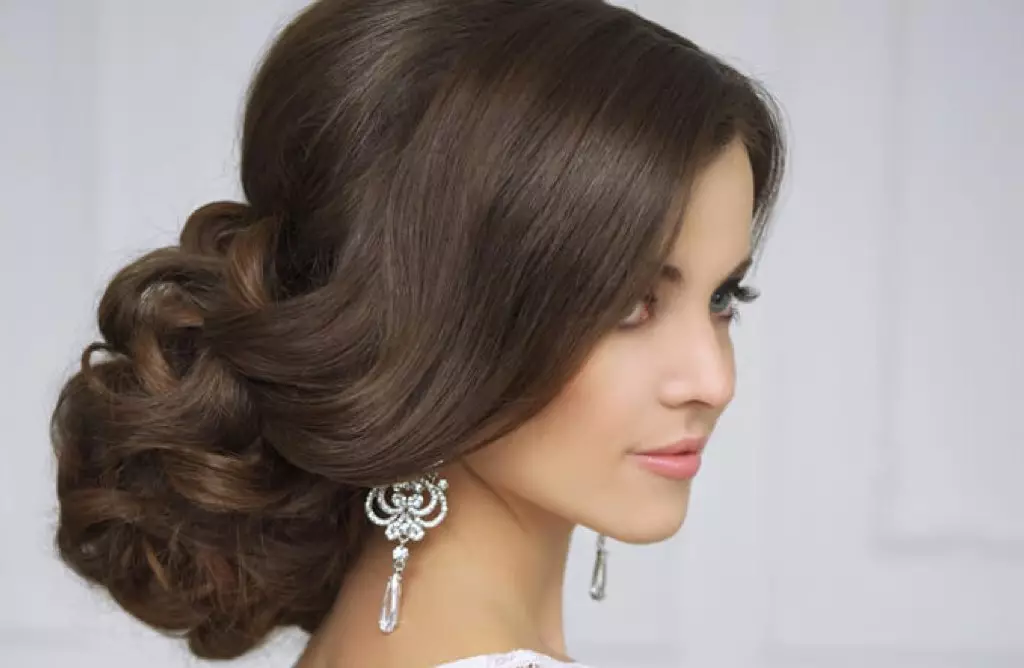 Gaya rambut untuk pengantin perempuan atau pengantin lelaki (55 gambar): meletakkan perkahwinan anak lelaki atau anak perempuan. Bagaimana untuk membuat imej perkahwinan untuk rambut pendek atau panjang? 7960_39