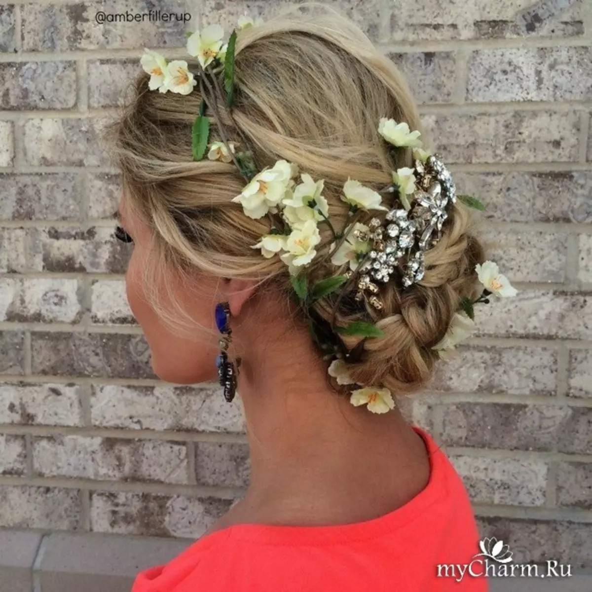 Penteado para a noiva ou noivo da mamãe (55 fotos): deitando no casamento do filho ou da filha. Como fazer imagens de casamento para cabelos curtos ou longos? 7960_50