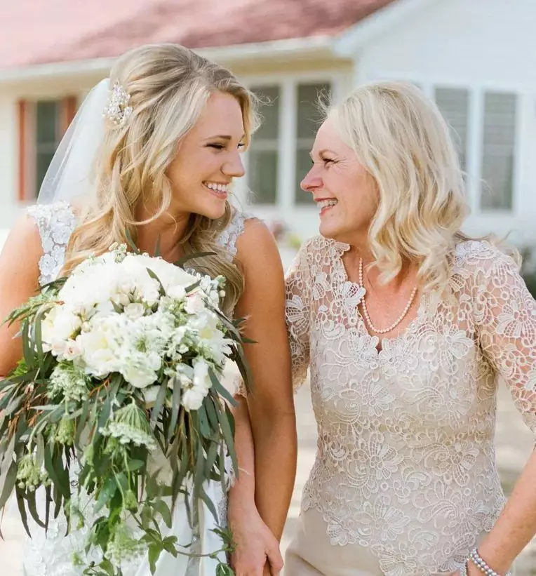 Hairstyle fyrir brúður mamma eða brúðgumans (55 myndir): Leggja á brúðkaup sonar eða dóttur. Hvernig á að gera brúðkaup myndir fyrir stutt eða langt hár? 7960_52