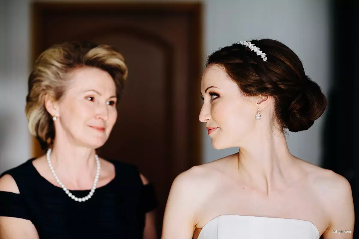 Acconciatura per la sposa o lo sposo della mamma (55 foto): posa sul matrimonio del figlio o della figlia. Come creare immagini di nozze per capelli corti o lunghi? 7960_55