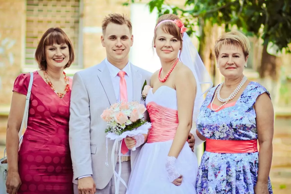 Acconciatura per la sposa o lo sposo della mamma (55 foto): posa sul matrimonio del figlio o della figlia. Come creare immagini di nozze per capelli corti o lunghi? 7960_6