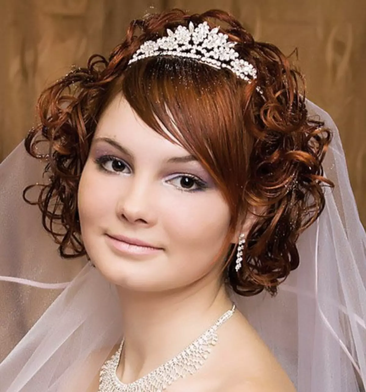 bir kvadrat Wedding hairstyles (66 şəkil): Bir toy üçün üslubu bir elongation ilə qısa kvadrat üçün fikir və bangs 7961_23