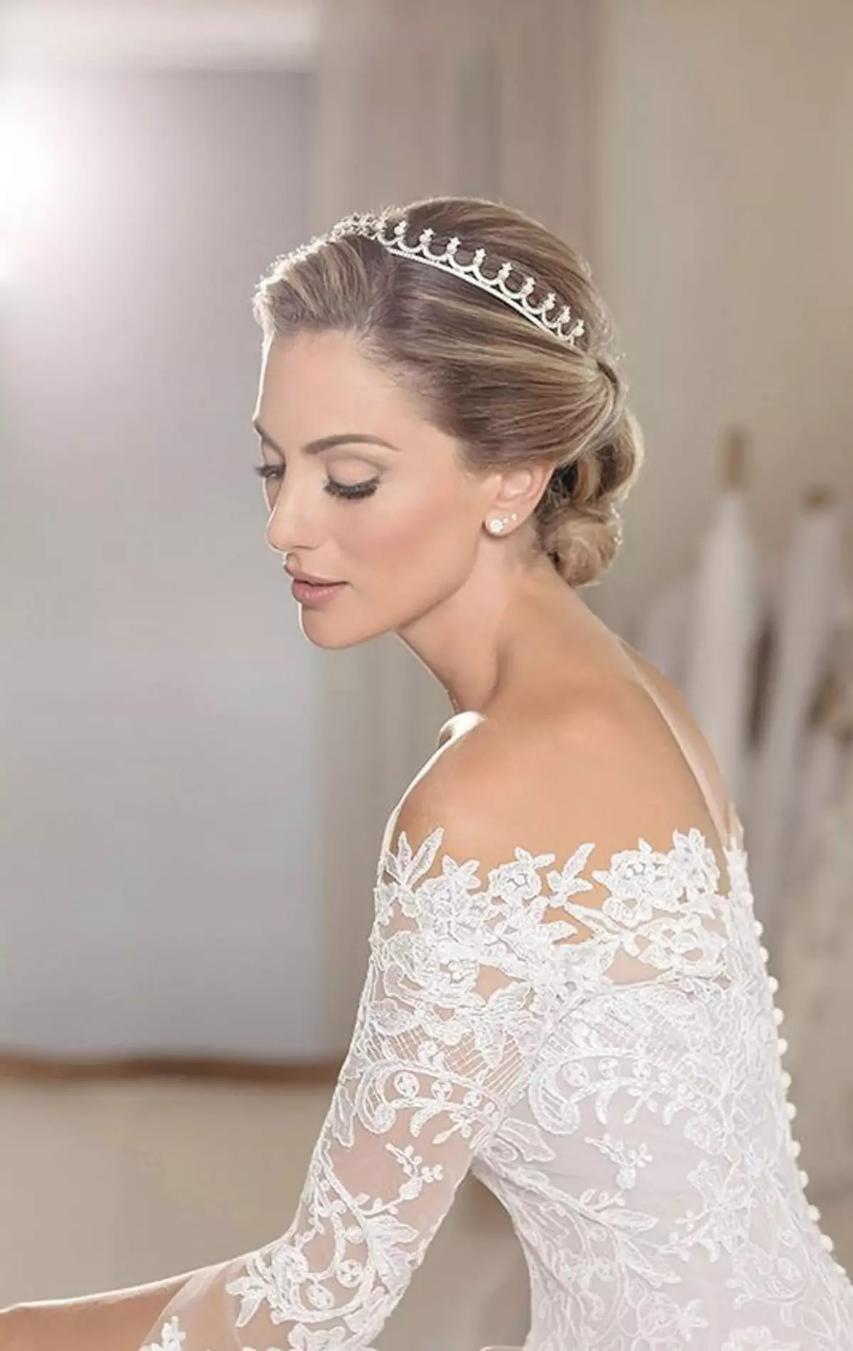 Gaya rambut perkahwinan dengan mahkota (54 foto): Pilih gaya rambut dengan tudung dan mahkota untuk pengantin perkahwinan 7962_10