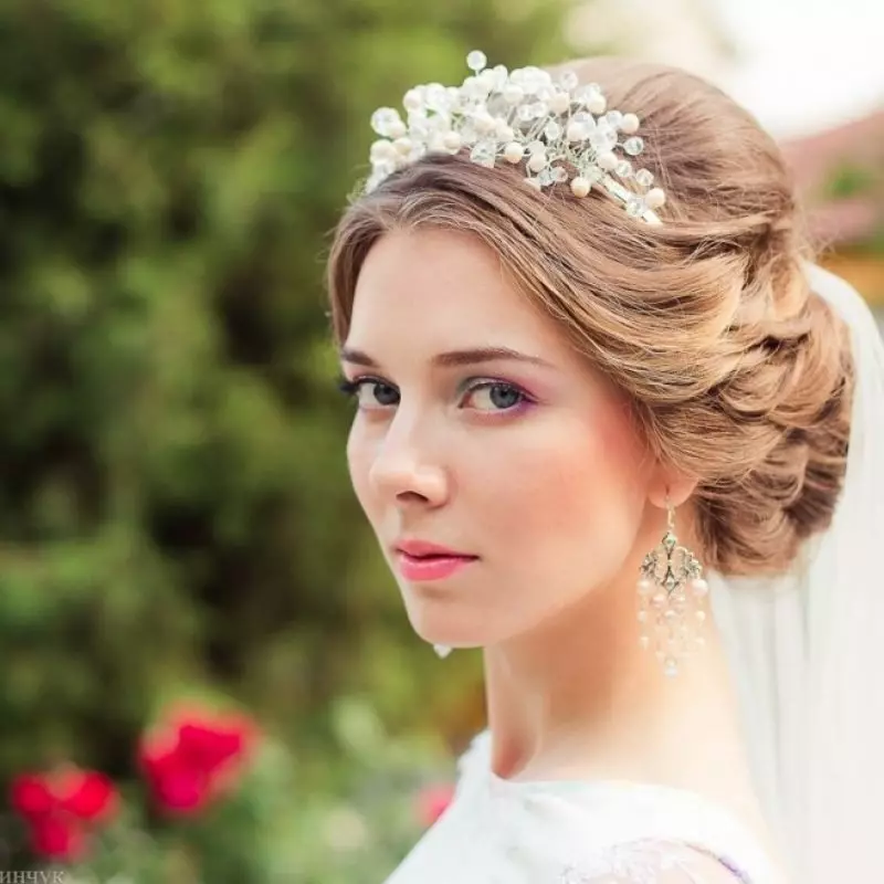 Gaya rambut perkahwinan dengan mahkota (54 foto): Pilih gaya rambut dengan tudung dan mahkota untuk pengantin perkahwinan 7962_13