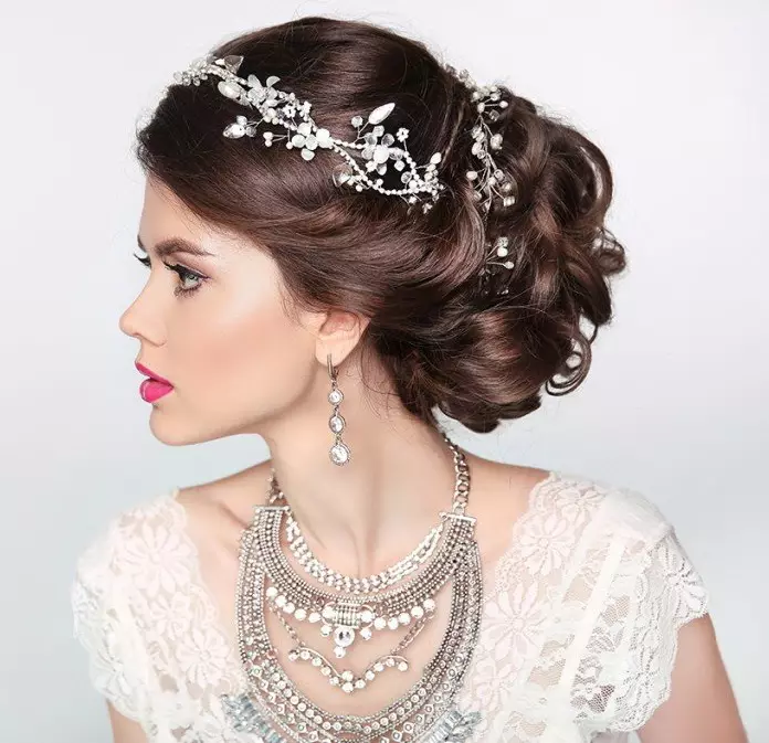 Kab tshoob hairstyles nrog yas (54 duab): xaiv ib tug hairstyle nrog ib daim ntaub thaiv thiab ib tug crown rau ib tug kab tshoob nkauj nyab 7962_14