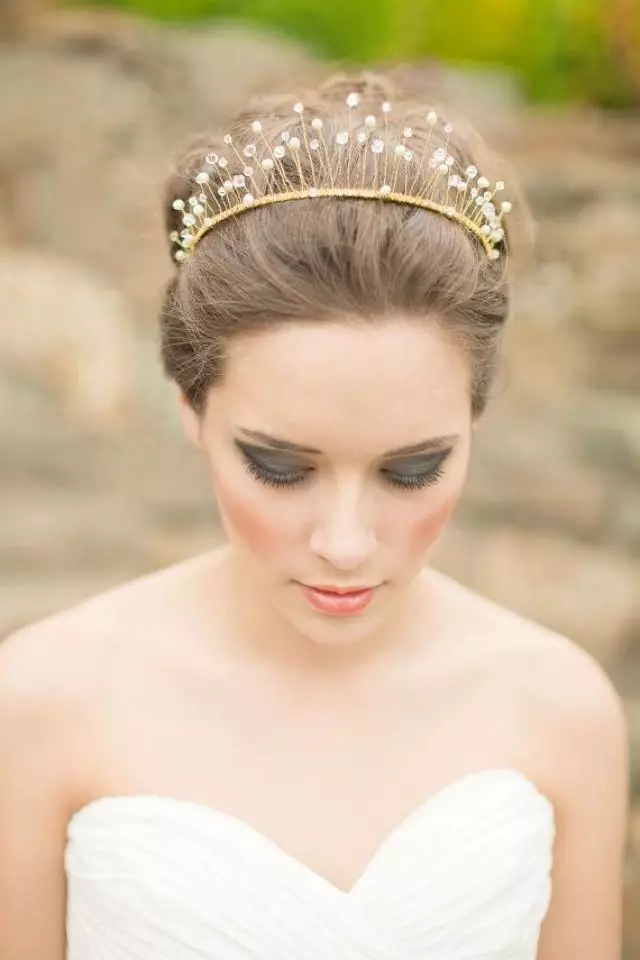 Gaya rambut karo Crown (54 foto): Pilih gaya rambut kanthi kudung lan makutha kanggo panganten wanita 7962_15