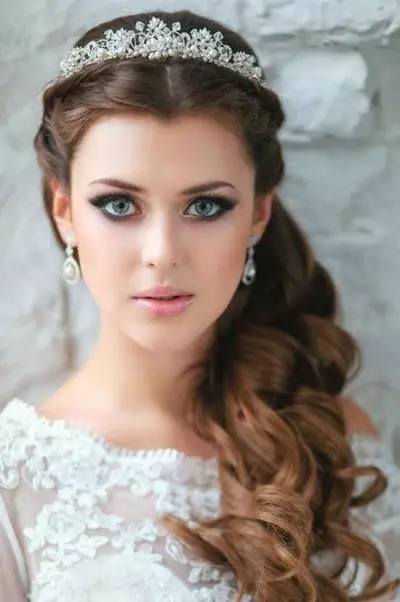 Kab tshoob hairstyles nrog yas (54 duab): xaiv ib tug hairstyle nrog ib daim ntaub thaiv thiab ib tug crown rau ib tug kab tshoob nkauj nyab 7962_18